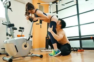 Xin chồng yêu đi tập gym, vợ địt nhau với anh pt